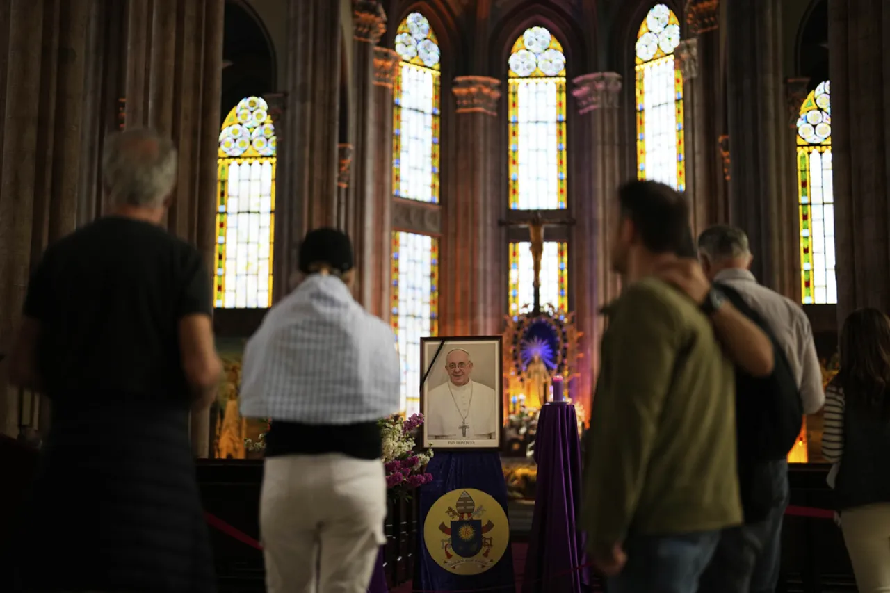 Homenajes al Papa Francisco suceden en todo el mundo tras su muerte