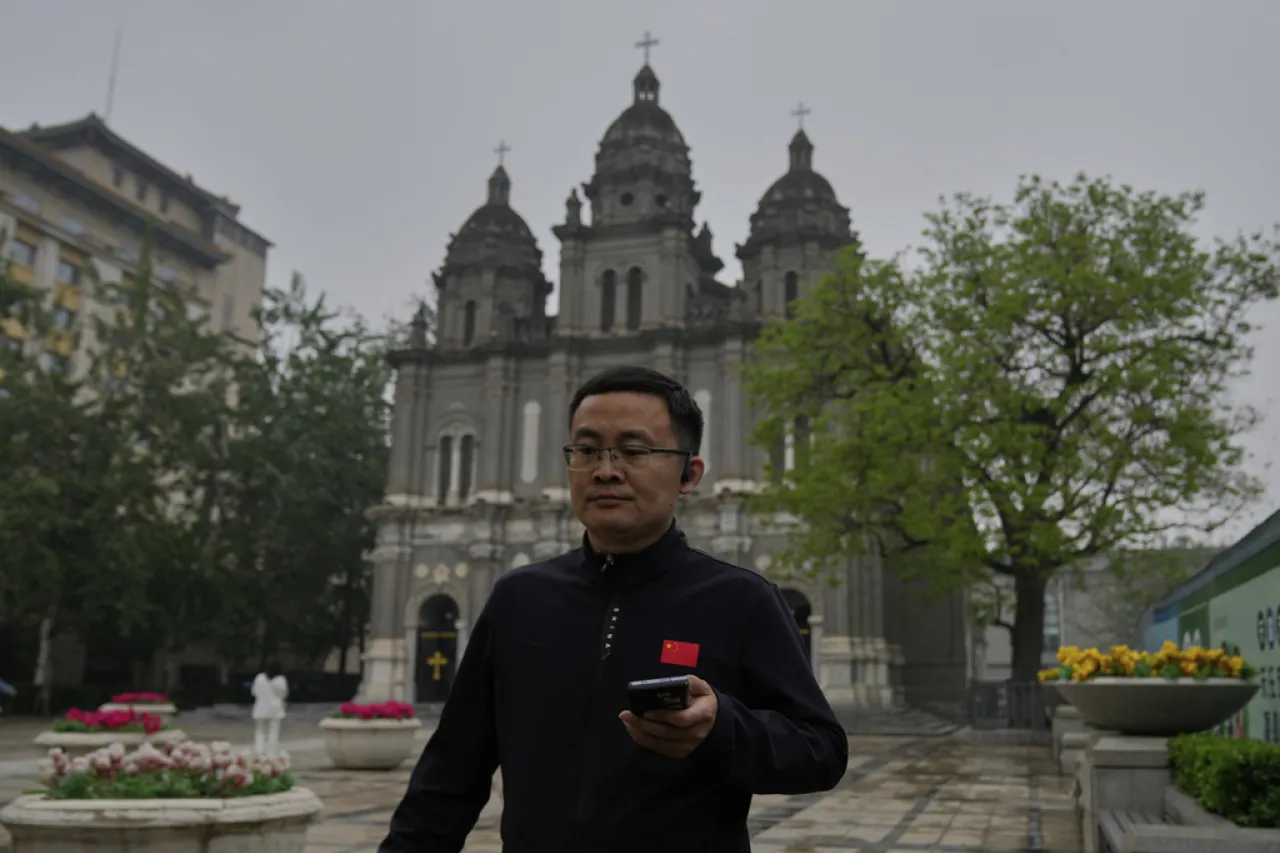 Homenajes al Papa Francisco suceden en todo el mundo tras su muerte