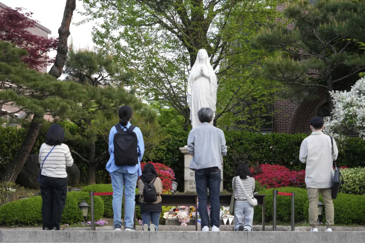 Homenajes al Papa Francisco suceden en todo el mundo tras su muerte