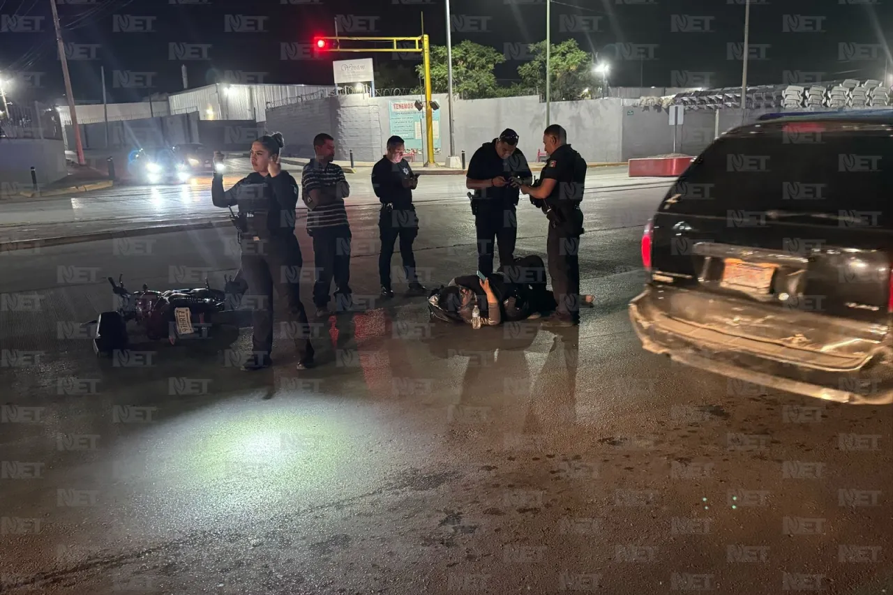 Choque por alcance deja a motociclista herido