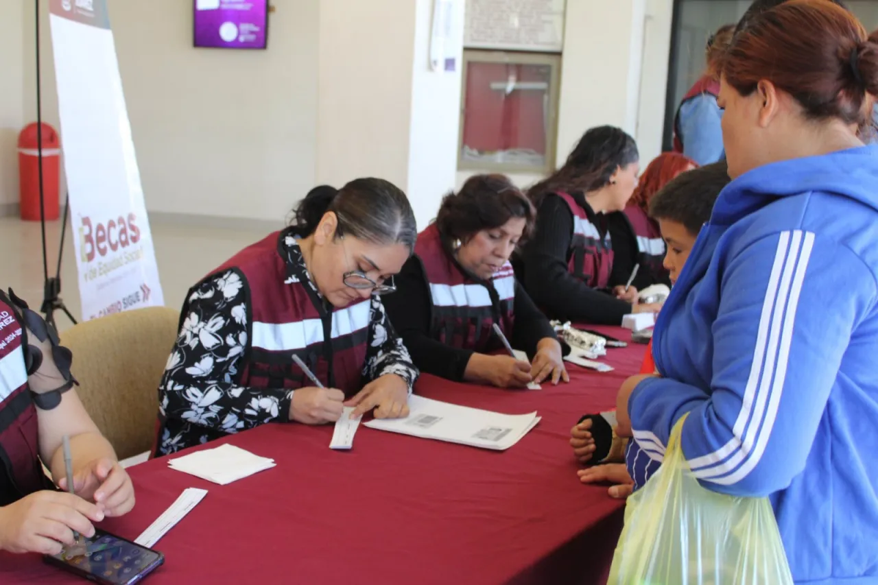 Inicia entrega de tarjetas para becas de equidad social