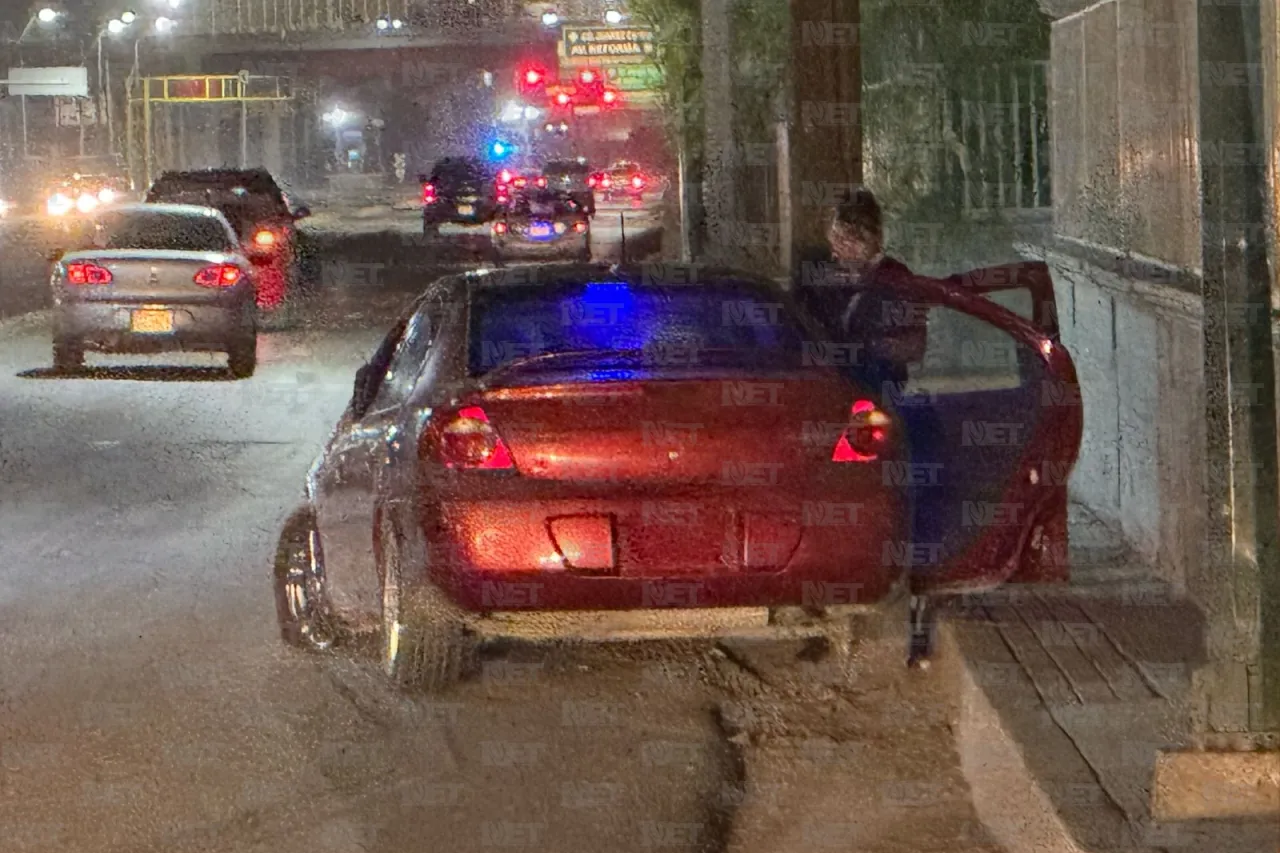 Choque por alcance deja a motociclista herido