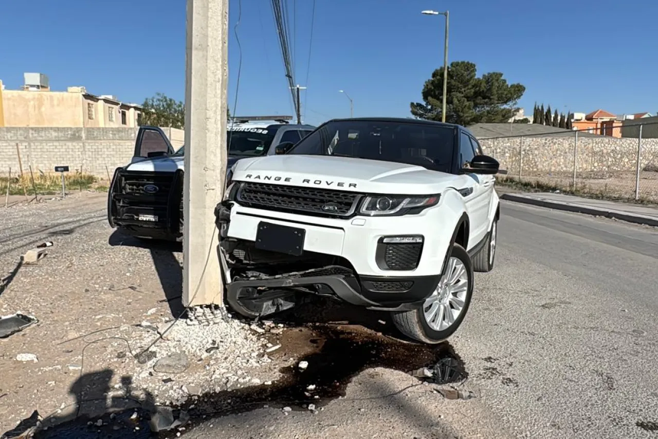 Estrella su Range Rover contra poste; conductor se fuga