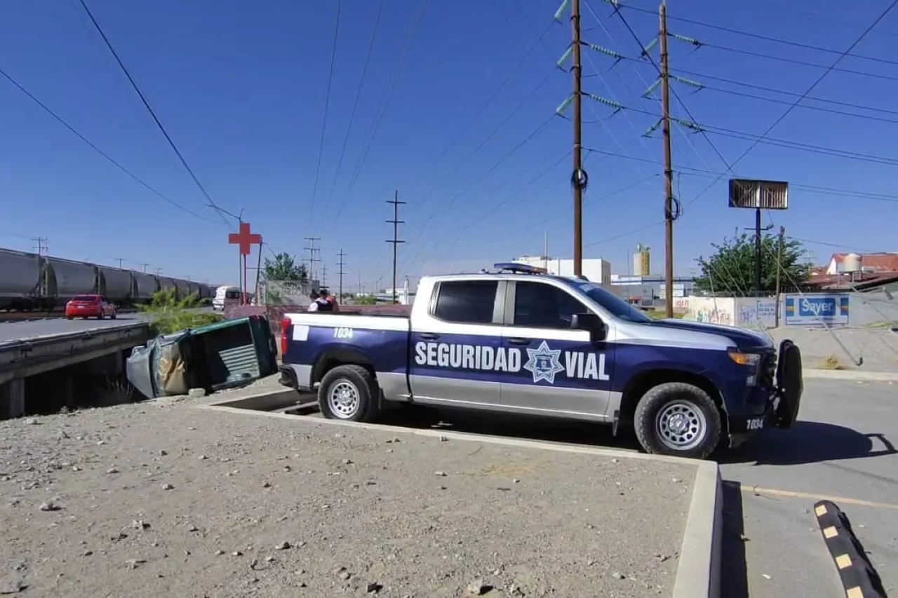 Cae a canal tras esquivar choque