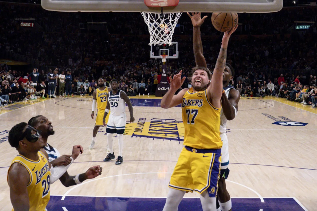 Lakers derrotan a Timberwolves y empatan serie