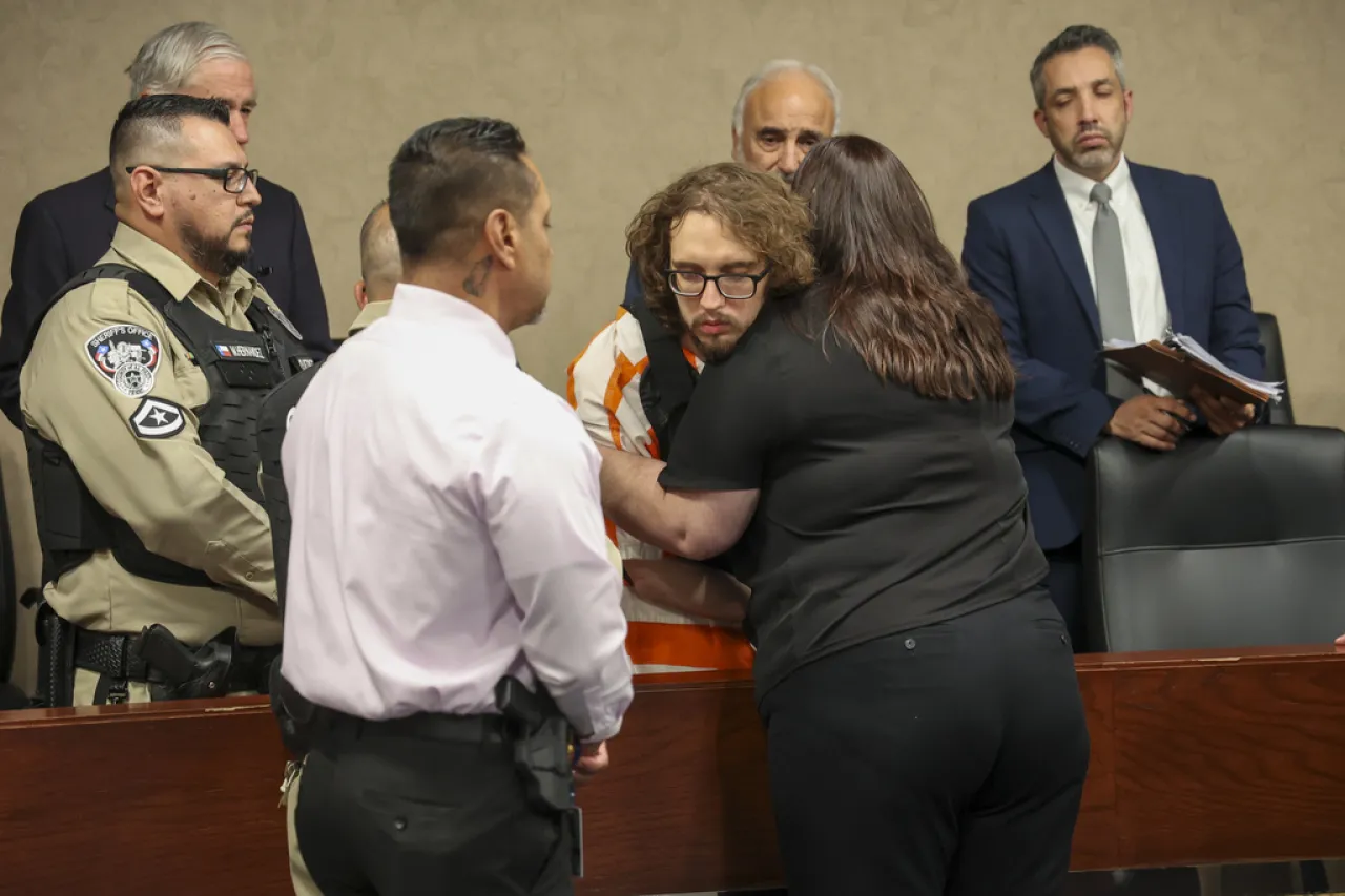 Mujer abraza al responsable de la masacre de Walmart en El Paso