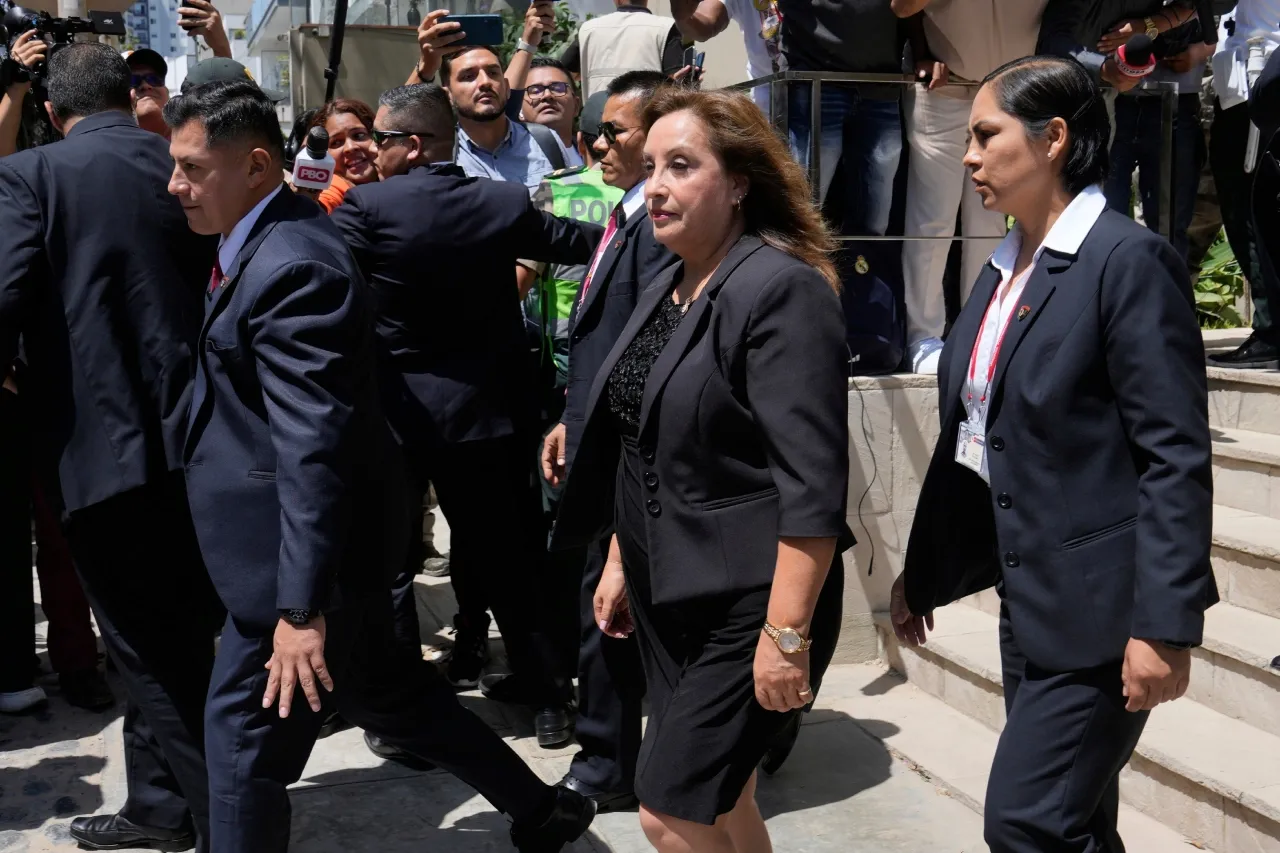 Presidenta de Perú no podrá viajar al funeral del papa por rechazo del Congreso