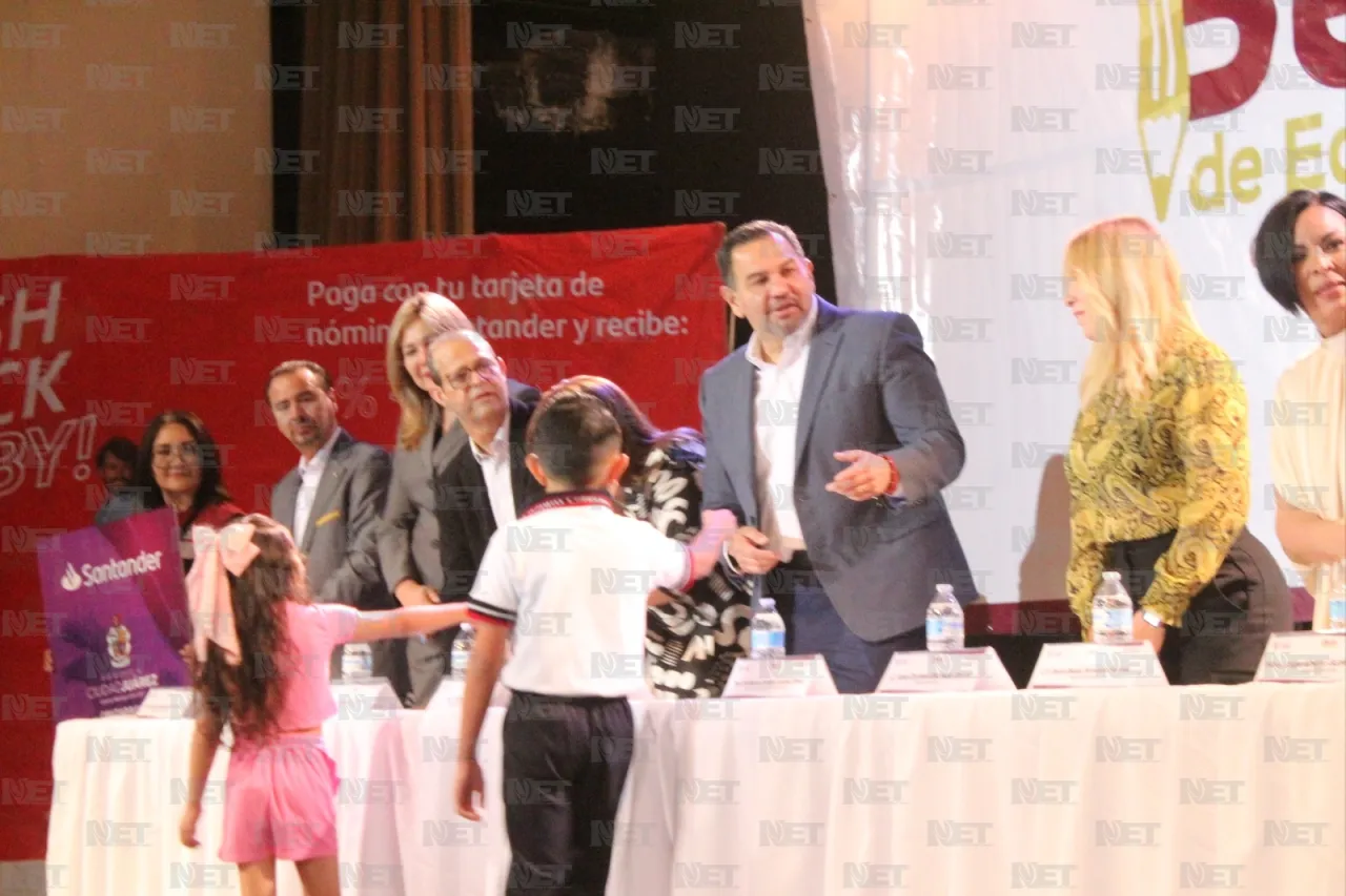 Entrega alcalde becas de equidad social