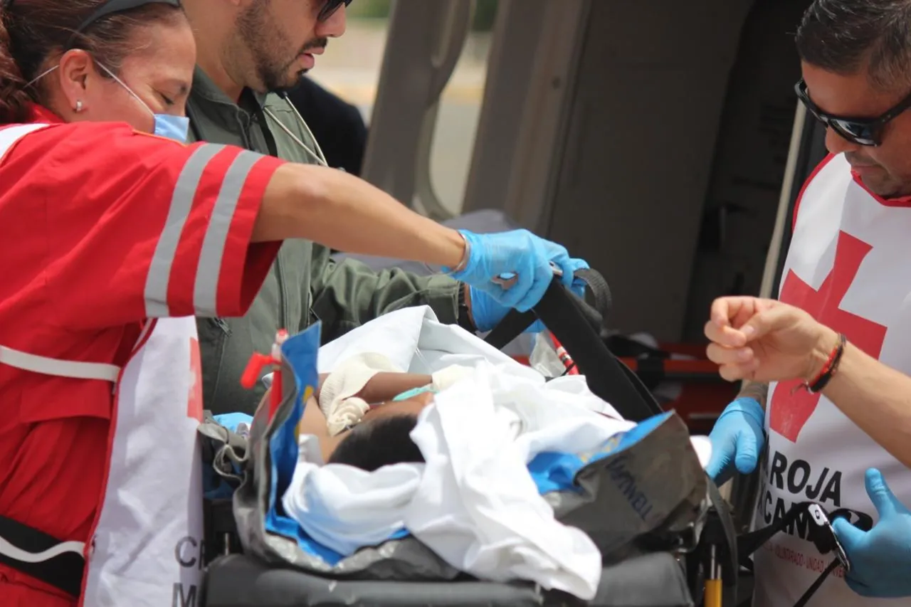 Llevan en helicóptero a la capital a heridos en aparatoso accidente en Guachochi