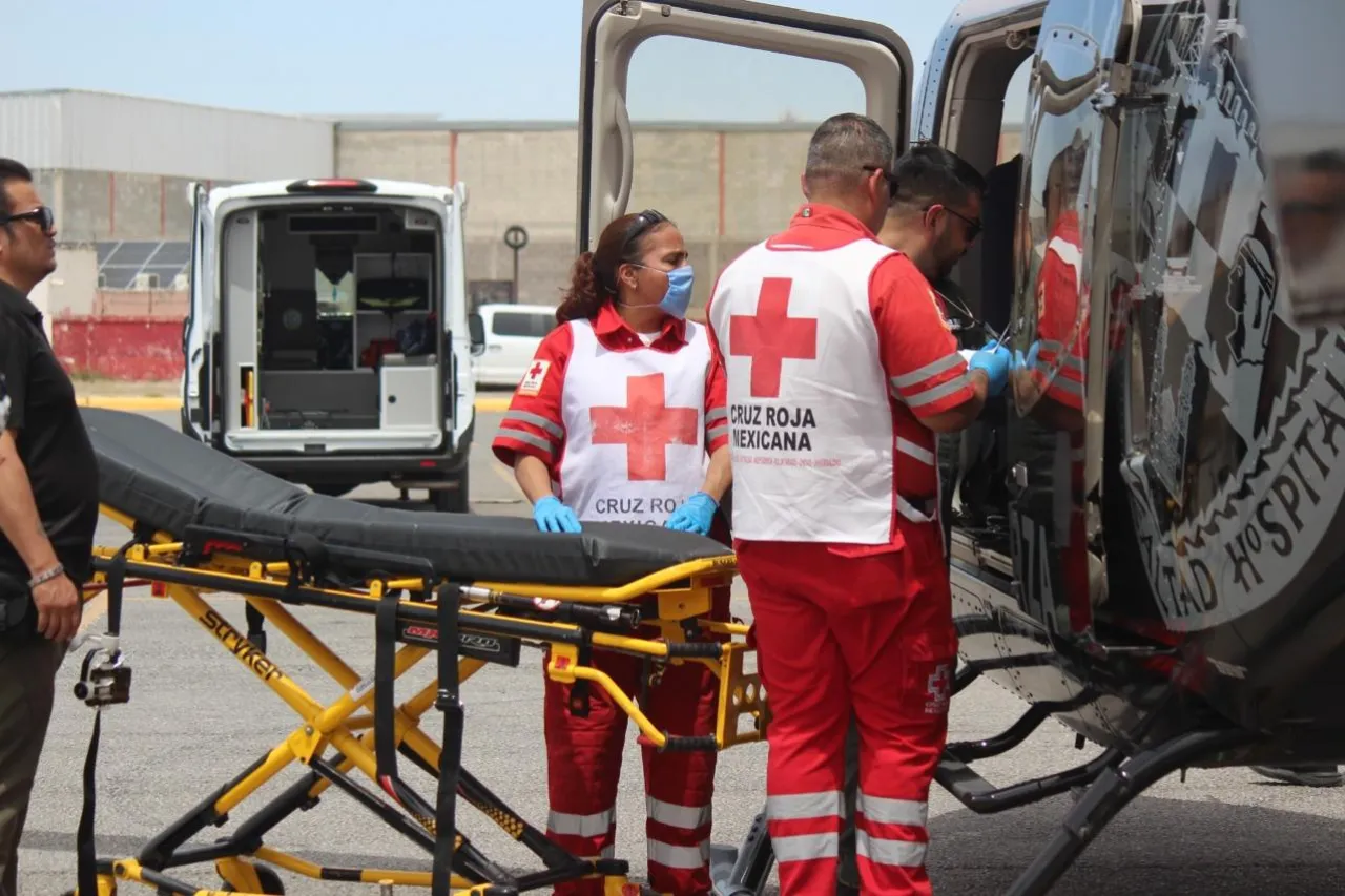 Llevan en helicóptero a la capital a heridos en aparatoso accidente en Guachochi