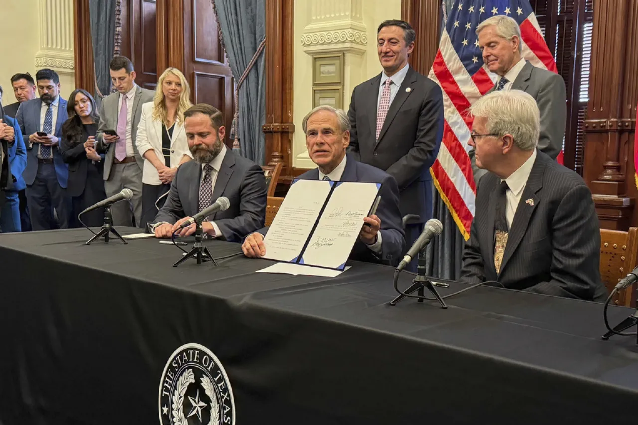 Promulga Texas ley para crear departamento de Eficiencia Gubernamental