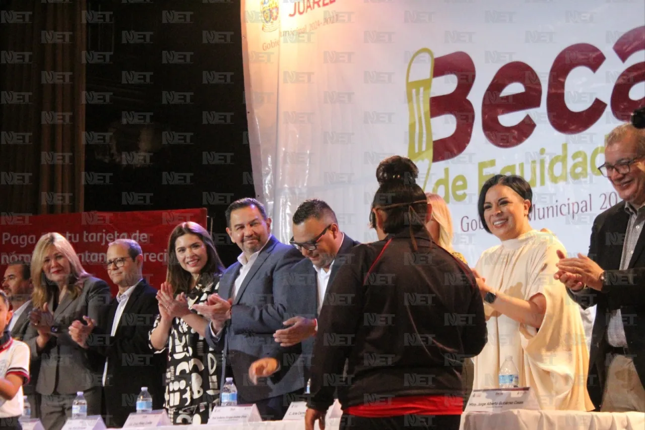 Entrega alcalde becas de equidad social