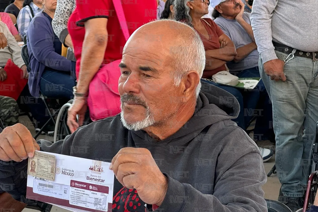 Entregan tarjetas a mil 500 adultos mayores pensionados en Juárez