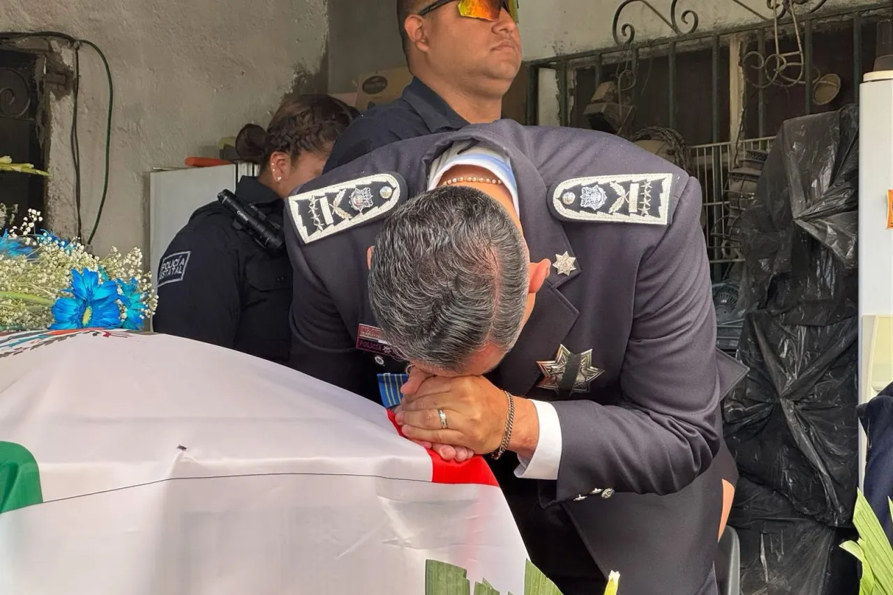 Acompaña titular de la SSPE a familia y amigos en funeral de policía fallecida