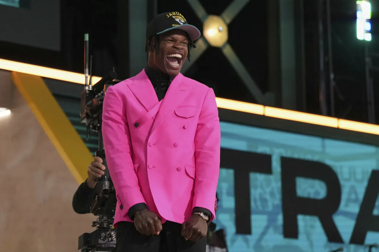 Jaguars suben en el draft de la NFL para fichar a Travis Hunter