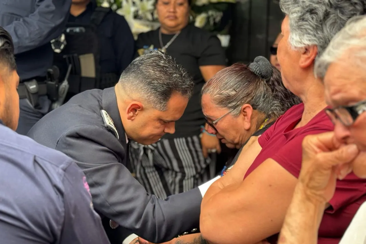 Acompaña titular de la SSPE a familia y amigos en funeral de policía fallecida