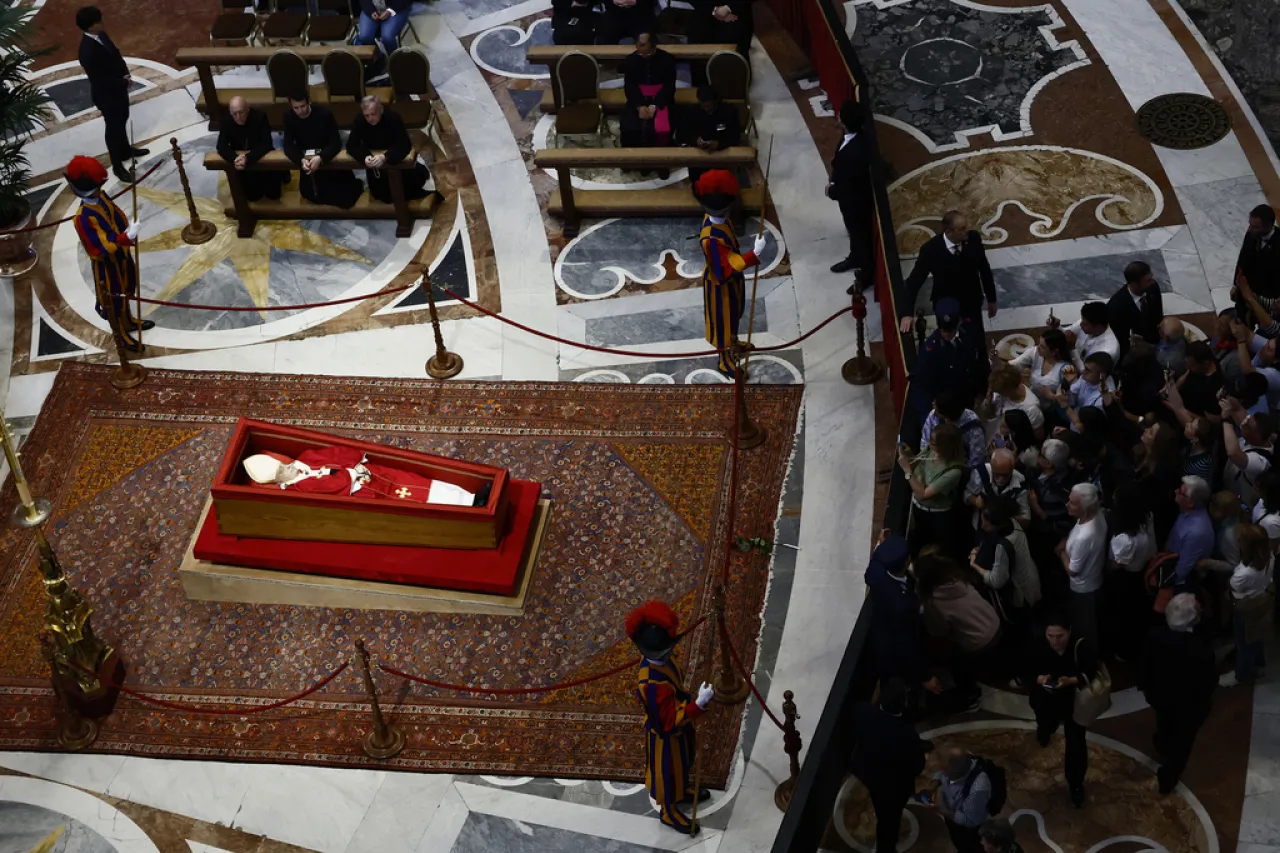 Vaticano mantuvo abierta la capilla ardiente de Francisco toda la noche
