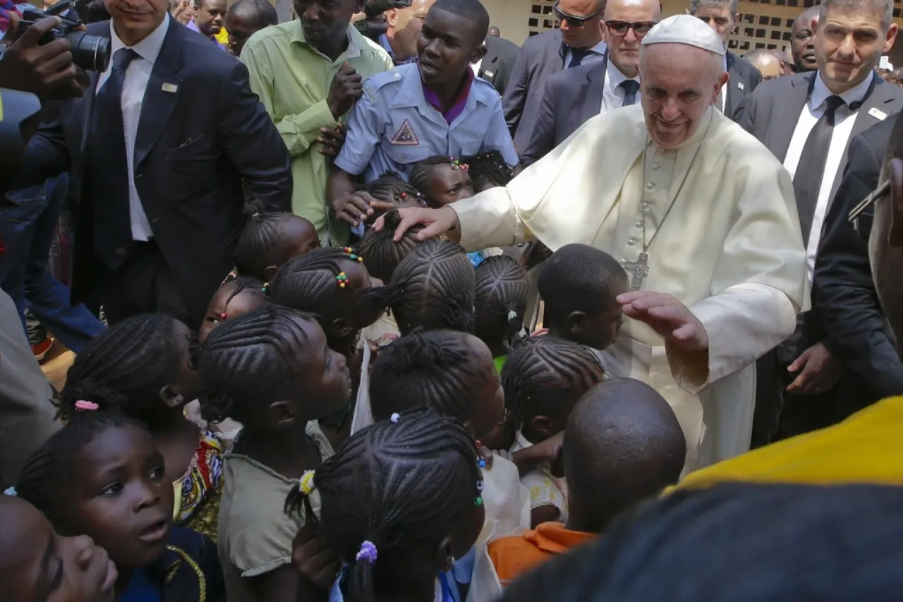 Más allá de la teología, los católicos recuerdan al Papa como un amigo de África
