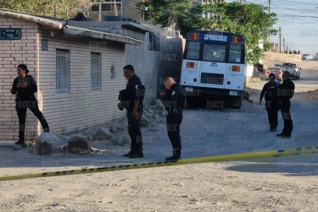 Tripulantes de un Chrysler 300 le disparan a hombre