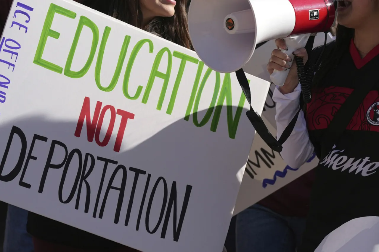 Revierte EU decisión de poner fin a estatus legal de estudiantes internacionales