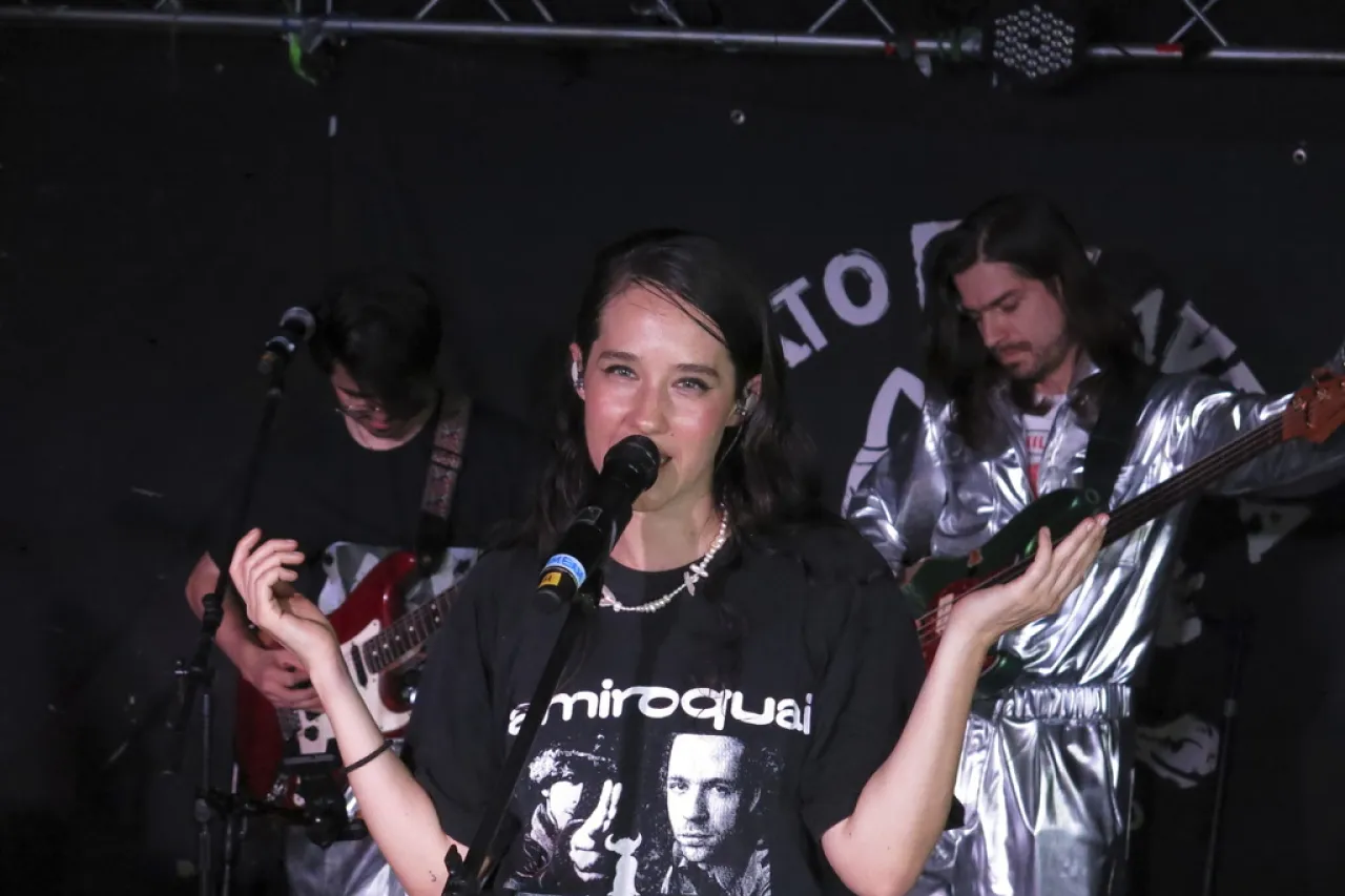 Enciende Ximena Sariñana una chispa roja con 'Rompe'