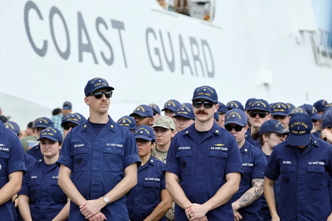 Arrestan a esposa de miembro de Guardia Costera de EU por visa vencida