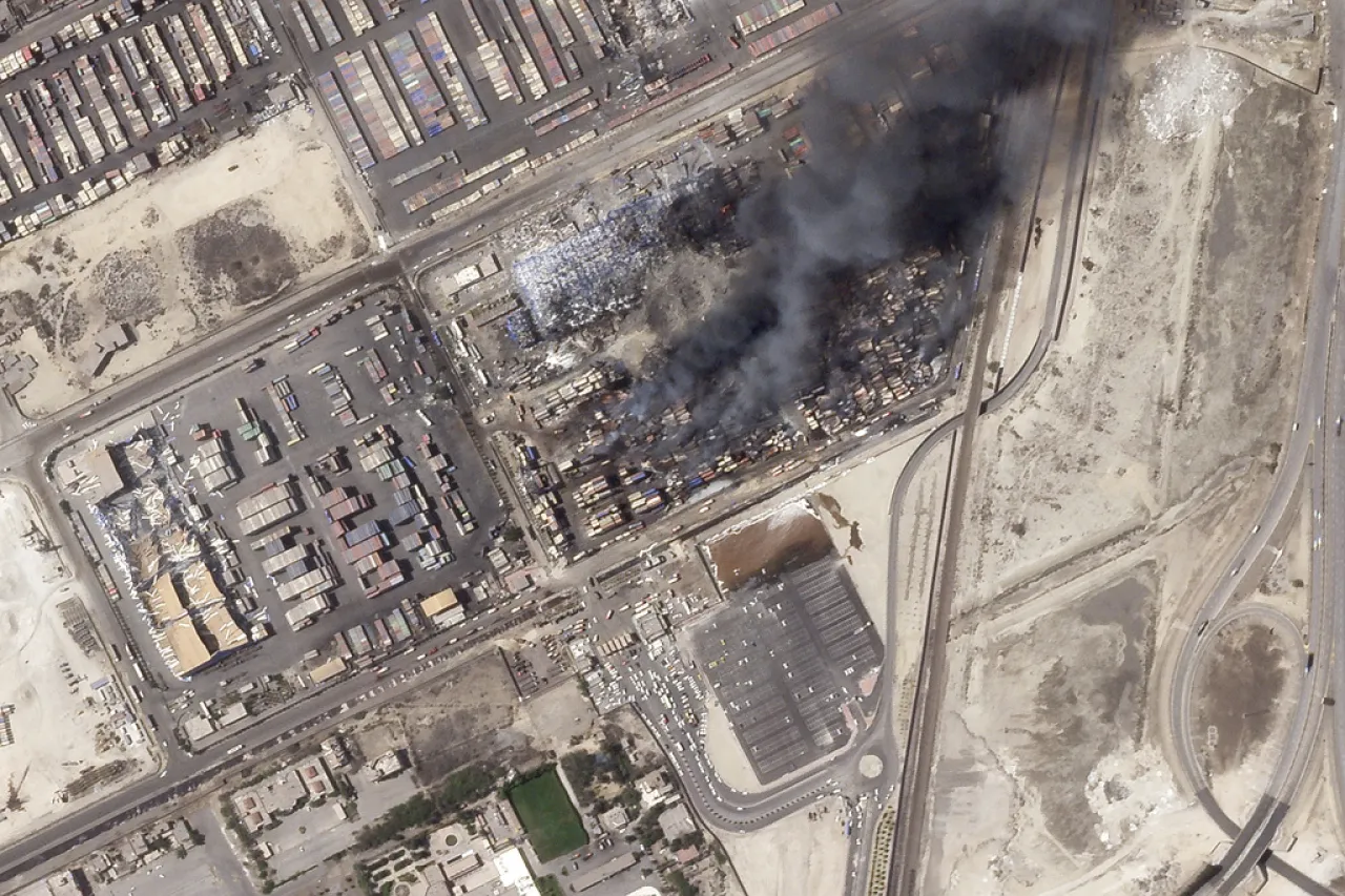 Extingue Irán incendio en un puerto sacudido por una explosión