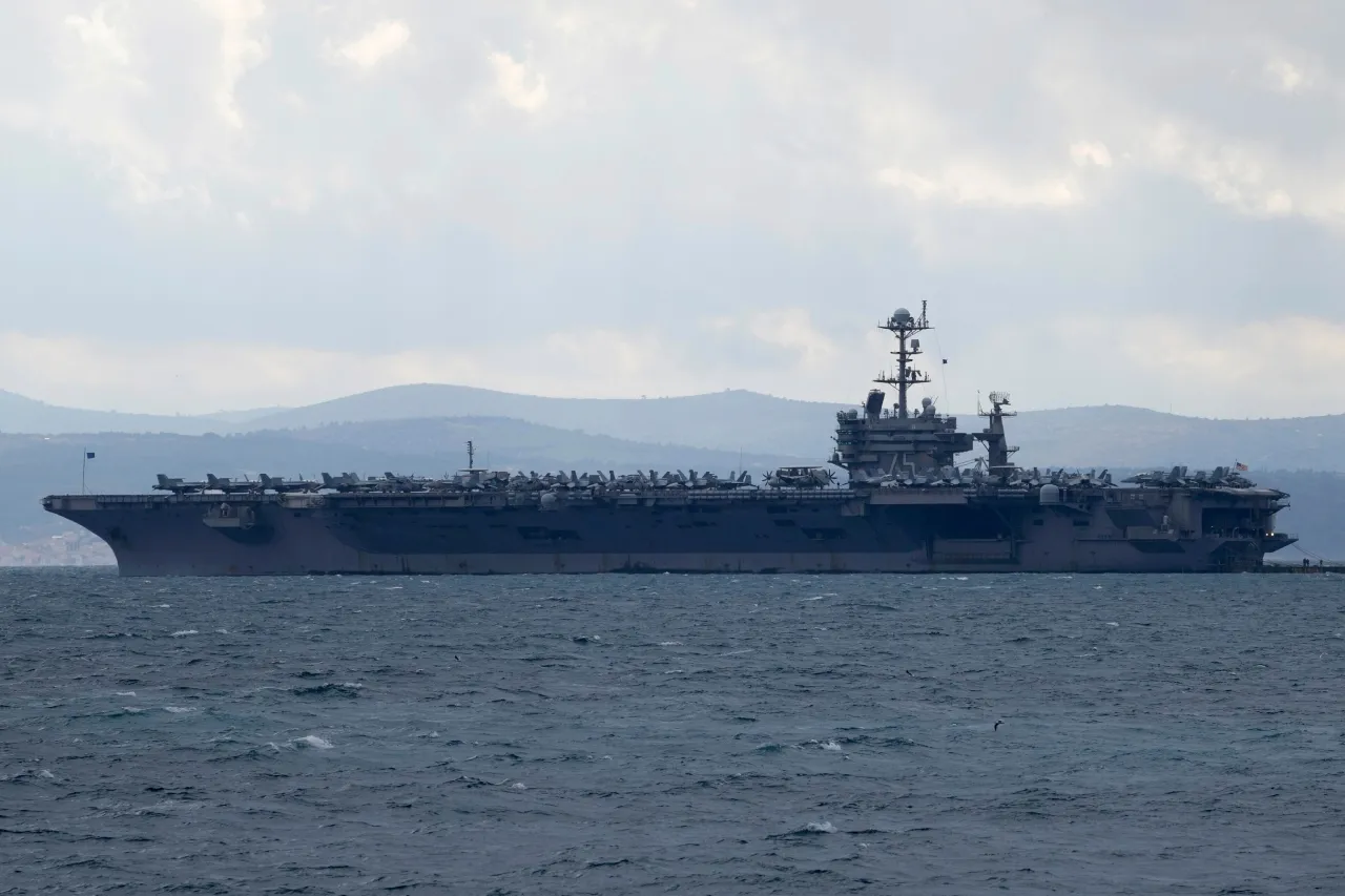 Caza de portaaviones de EU cae al mar Rojo desde la cubierta