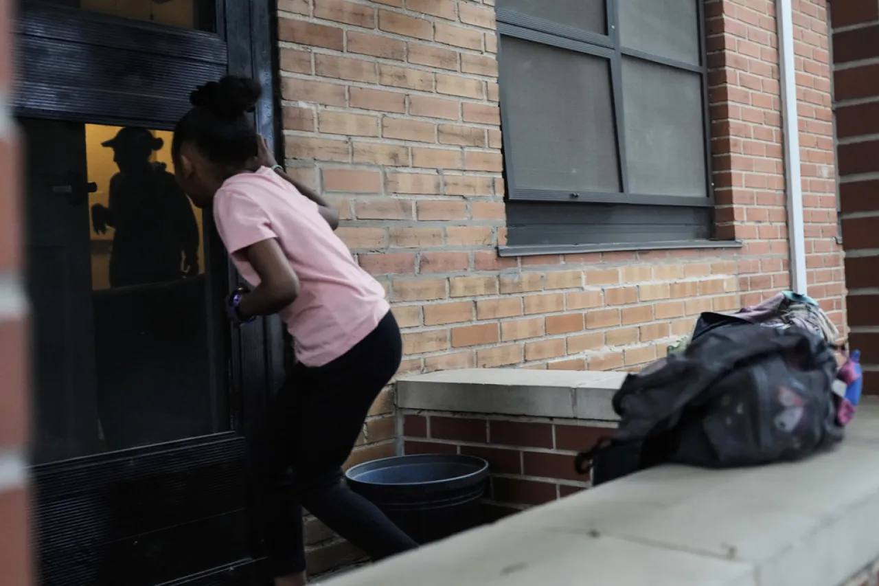 Desalojo de menores en EU hacen que pierdan su hogar y escuela
