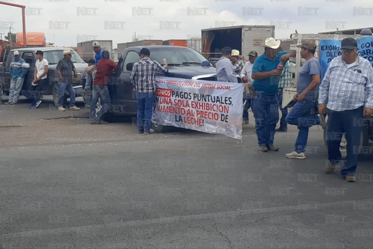 Exigen pago de Liconsa con bloqueo carreteo
