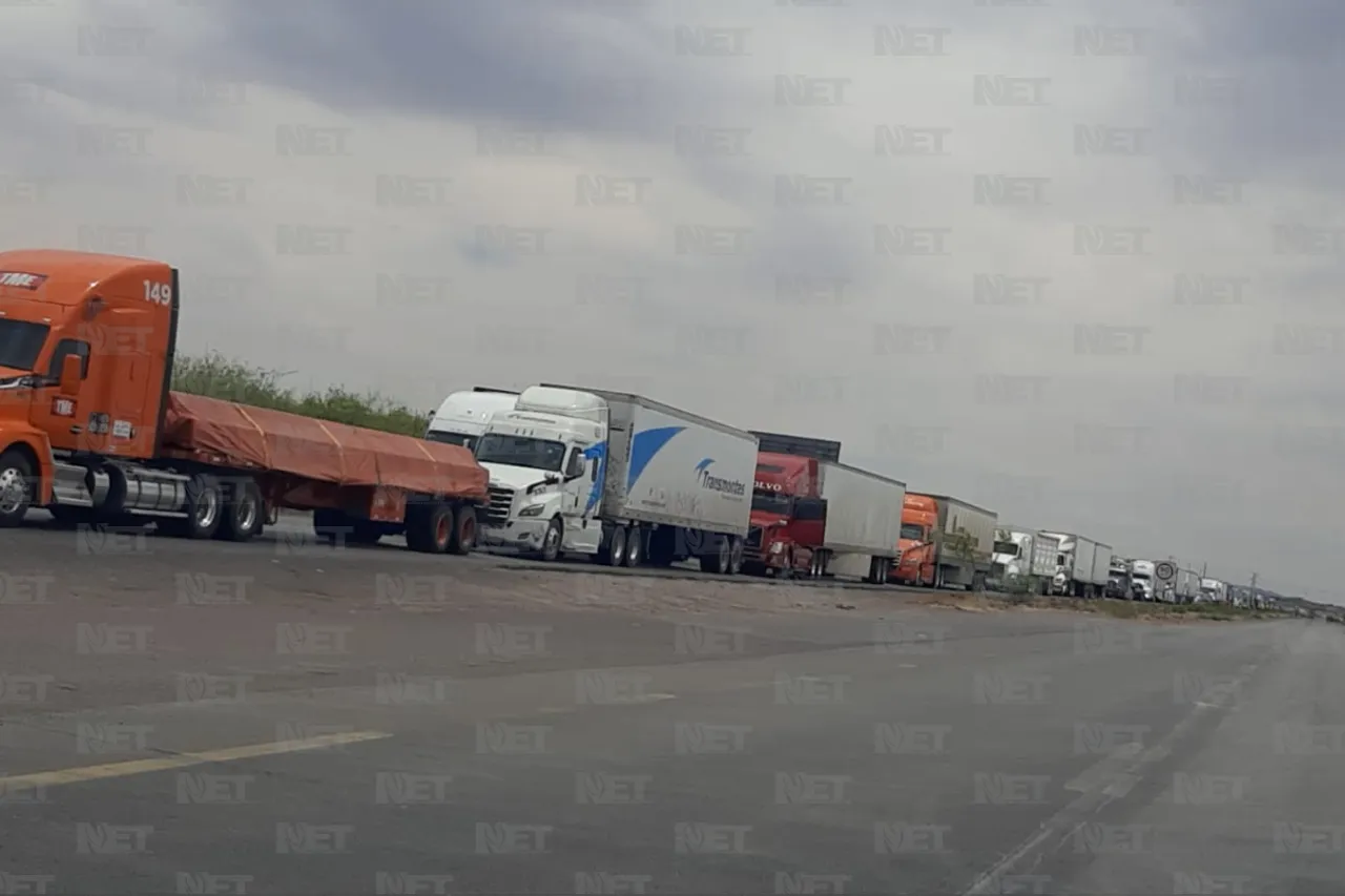 Exigen pago de Liconsa con bloqueo carreteo