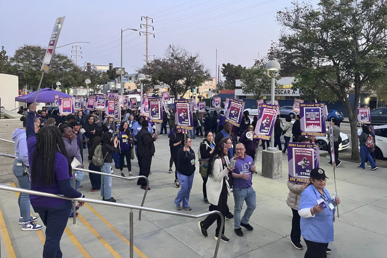Decenas de miles de trabajadores del condado Los Ángeles inician huelga