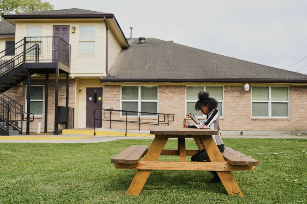 Desalojo de menores en EU hacen que pierdan su hogar y escuela