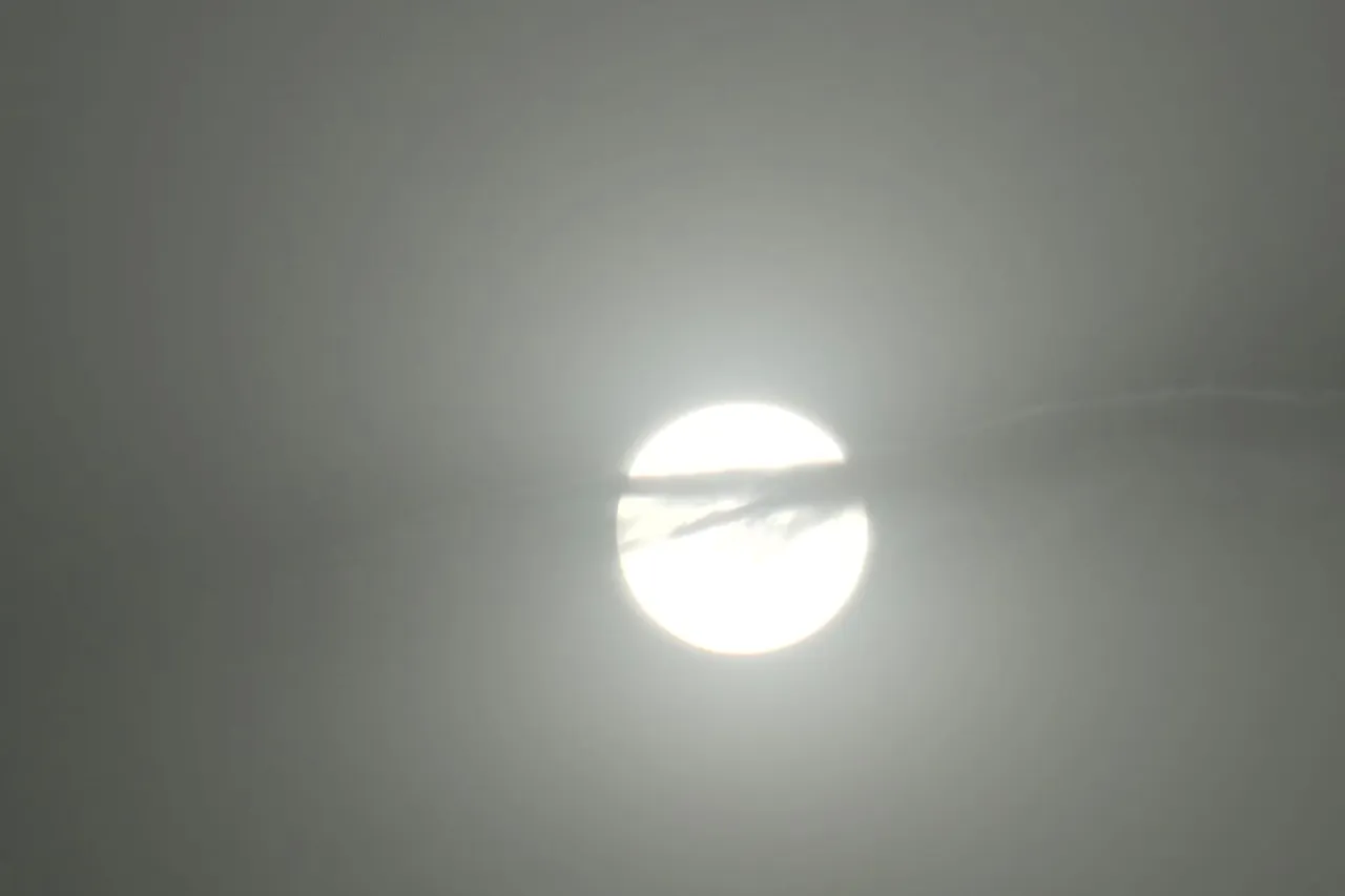 Palideció el Sol con cortina de polvo