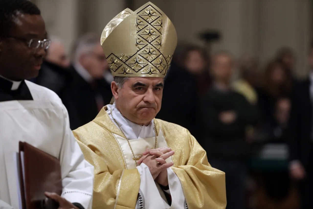 El desacreditado cardenal Becciu se retira formalmente del cónclave