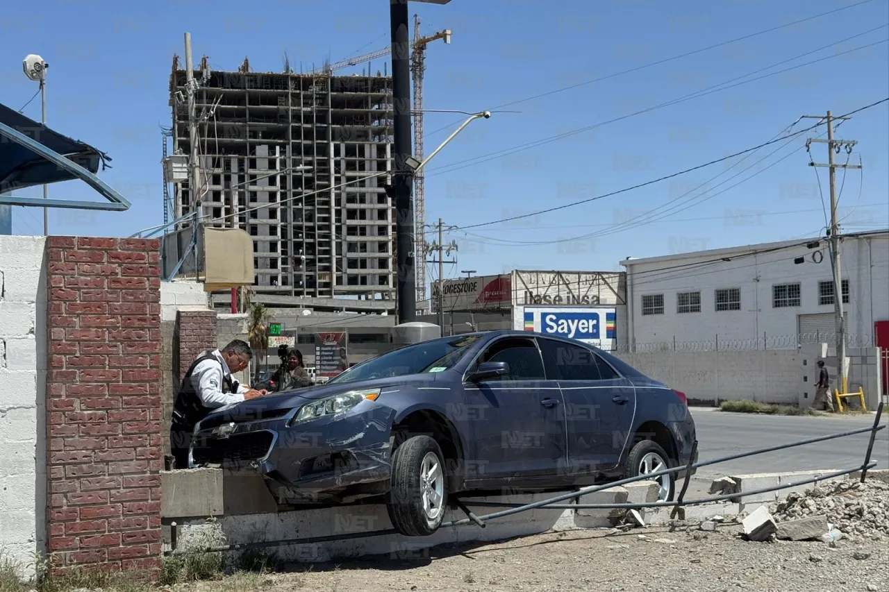 Adulto mayor sube su auto a barda de 'car wash'