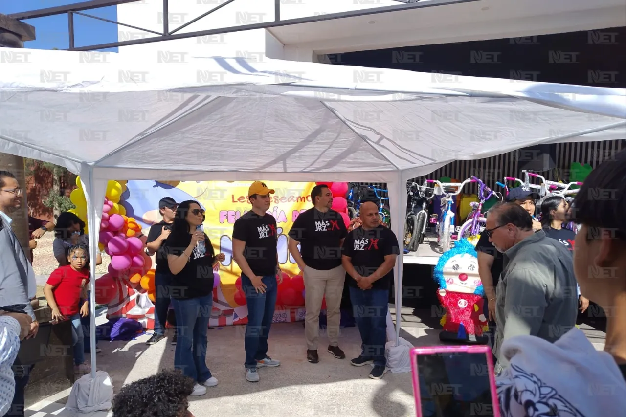 Vista alcalde a niños en evento por su día