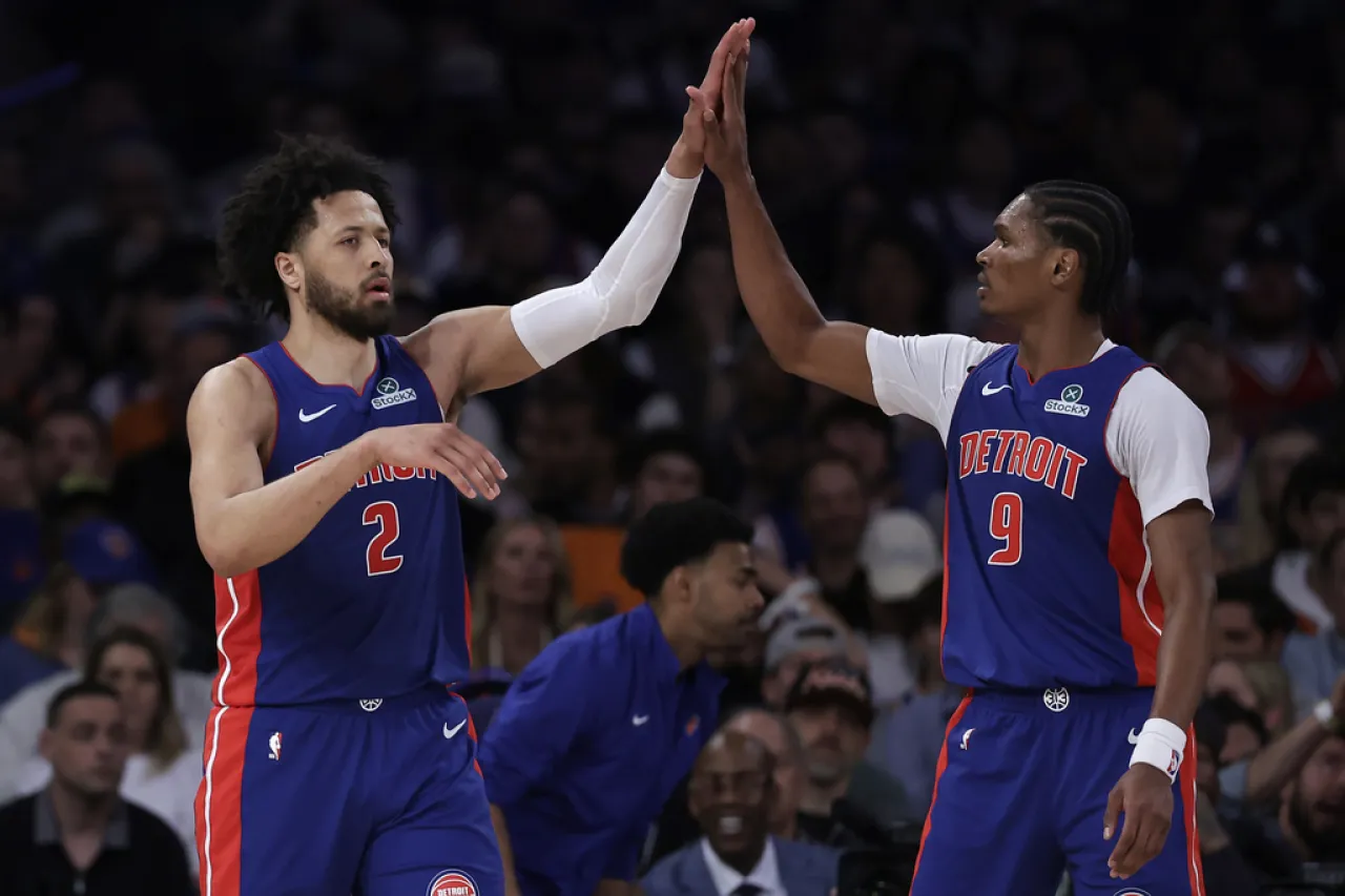 Pistons vencen a Knicks y siguen con vida en los playoffs