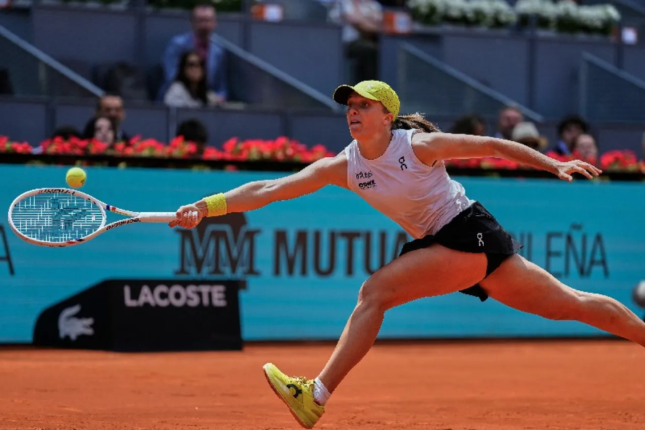 Gana Iga Swiatek en reanudación del Madrid Open