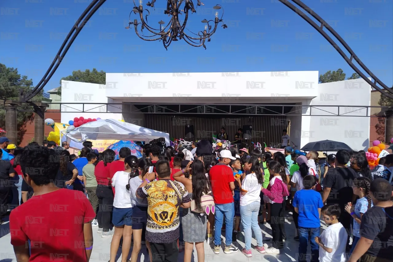 Vista alcalde a niños en evento por su día