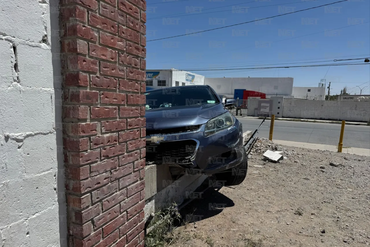 Adulto mayor sube su auto a barda de 'car wash'