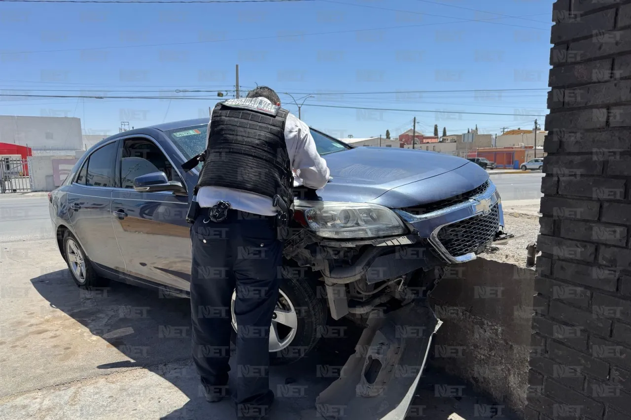 Adulto mayor sube su auto a barda de 'car wash'