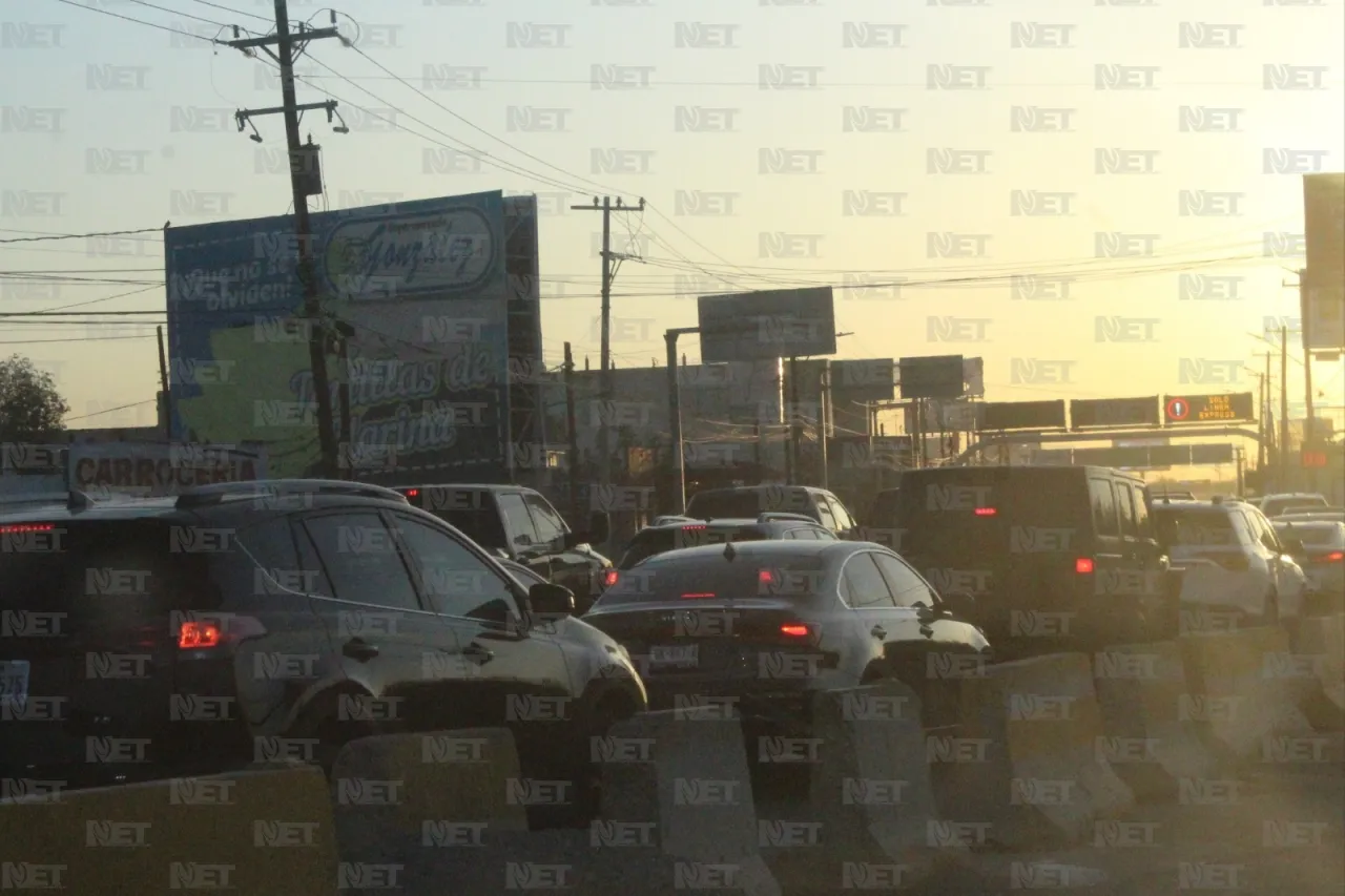 Largas filas para cruzar a El Paso