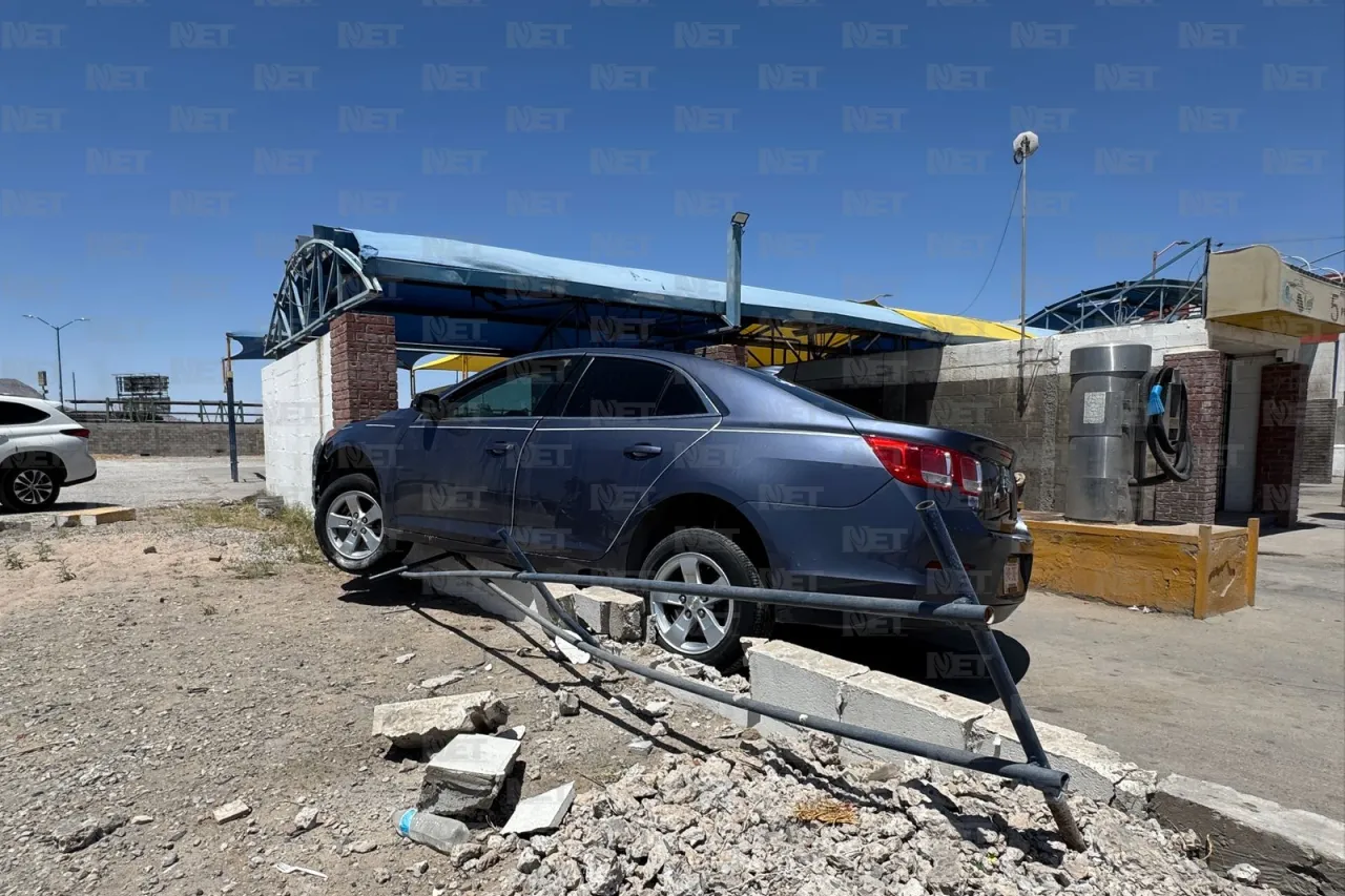 Adulto mayor sube su auto a barda de 'car wash'