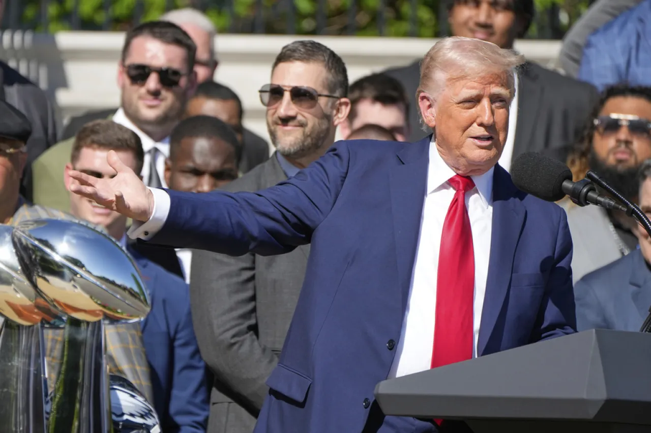 Ofrece Trump mil dólares y boleto de avión para que migrantes vuelvan a su país