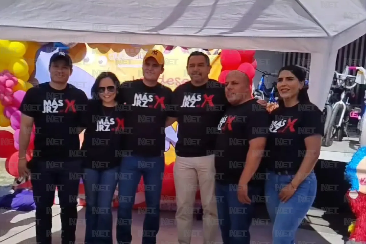 Vista alcalde a niños en evento por su día