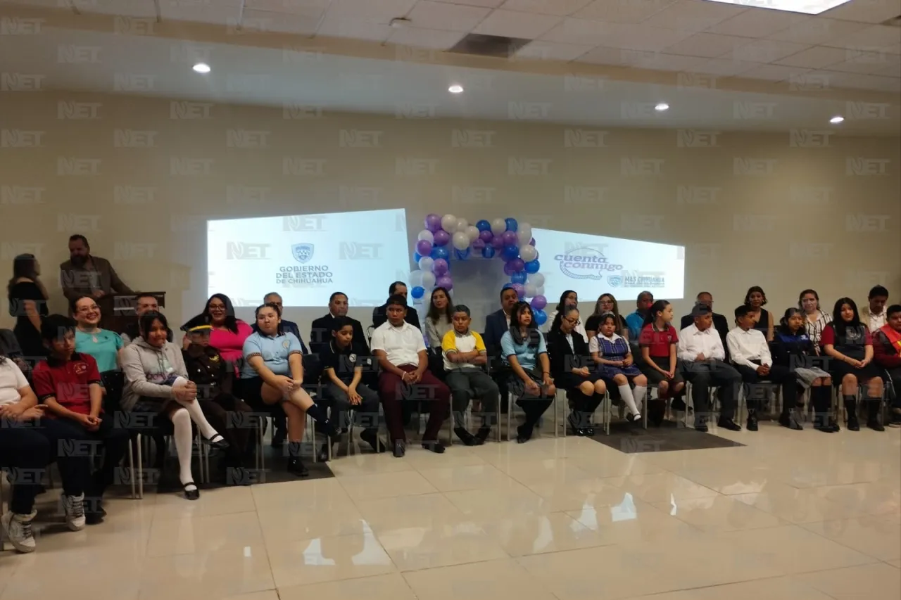 Festejan a niños funcionarios en su día