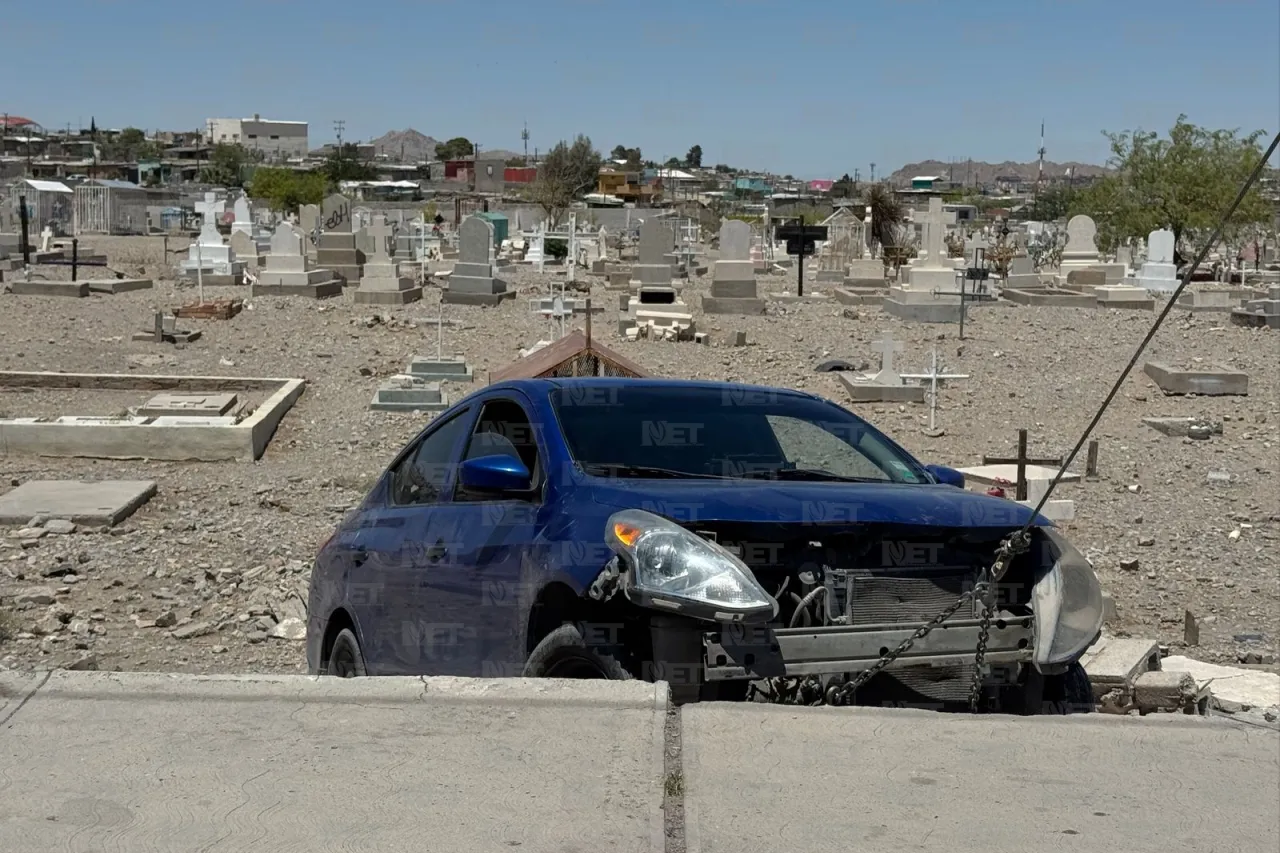 Pierde el control de su auto y termina en el panteón de la Chaveña