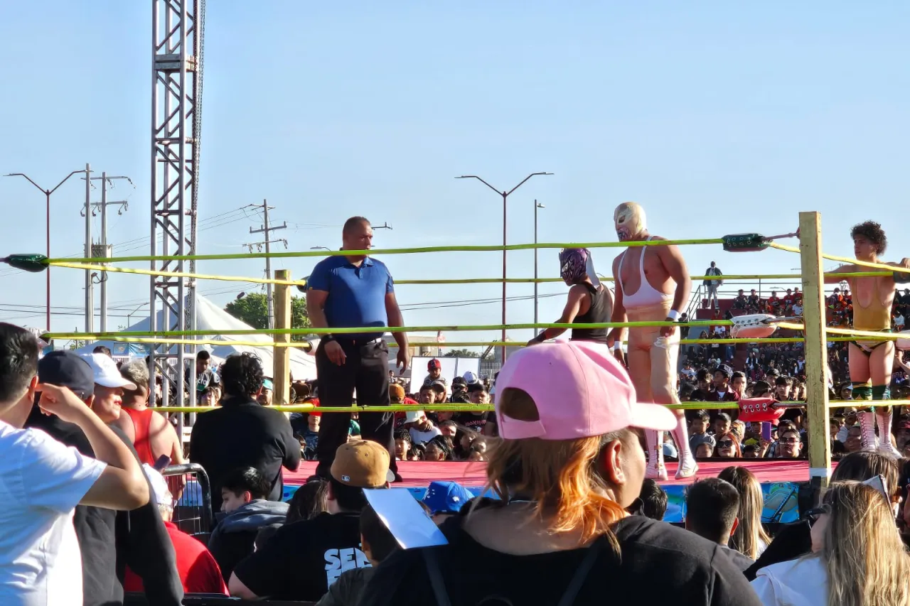 Abarrotan función de Lucha Libre por Día del Niño