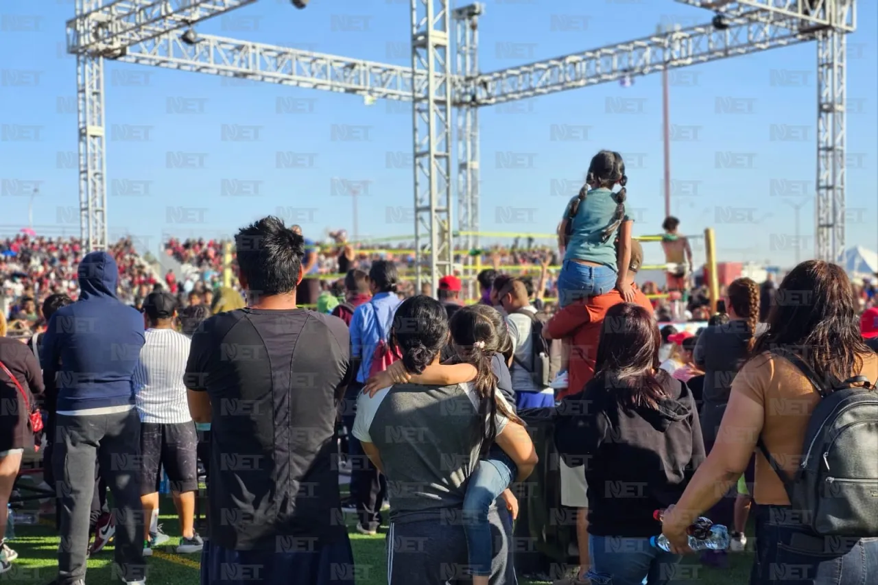 Abarrotan función de Lucha Libre por Día del Niño